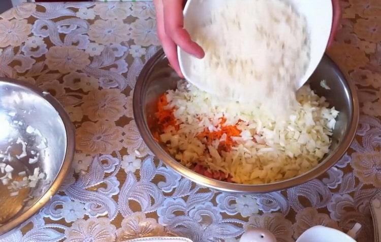 Комбинирайте съставките, за да направите зелеви рулца
