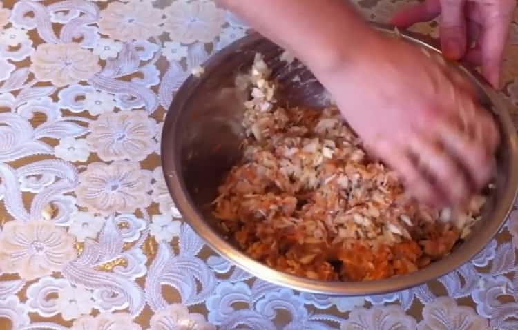 За да направите пълнено зеле, гответе кайма