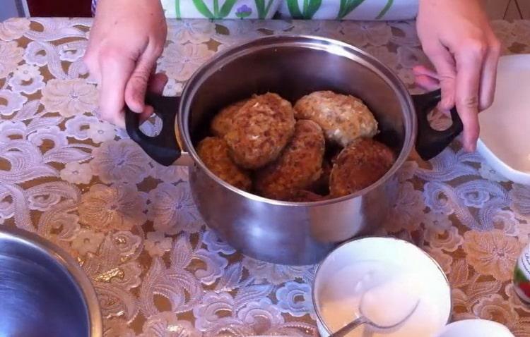 За да направите зелеви рулца, запържете котлети