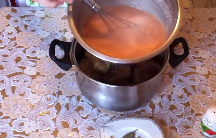 За да направите пълнено зеле, пригответе соса