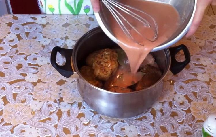 За приготвянето на пълнено зеле напълнете баничките със сос