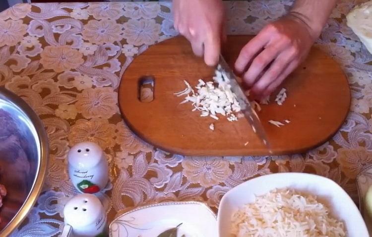 Готвене мързеливо зеле се разточва в тиган