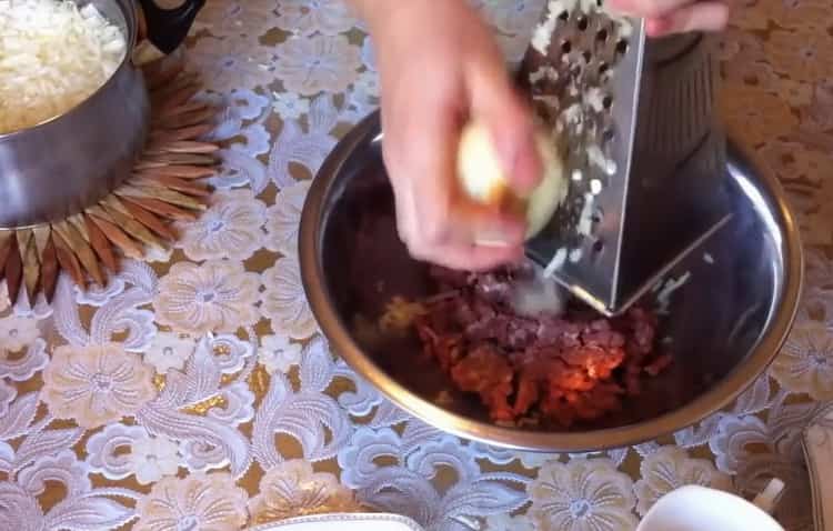 За да приготвите пълнено зеле, подгответе съставките