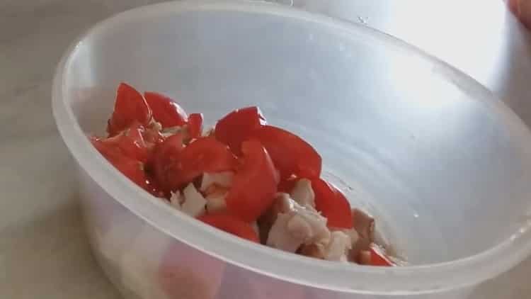 За готвене нарежете доматите