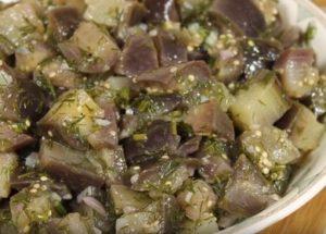 Готвене на нежен патладжан, като гъби, бързо и вкусно: рецепта със стъпка по стъпка снимки.