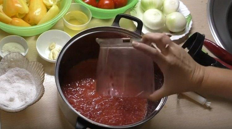 Доматената маса може веднага да се пренесе в тигана.