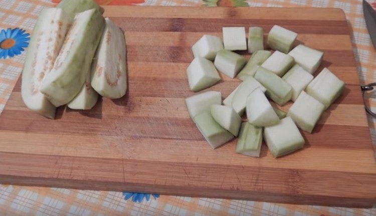 Обелете патладжана и нарежете на кубче.