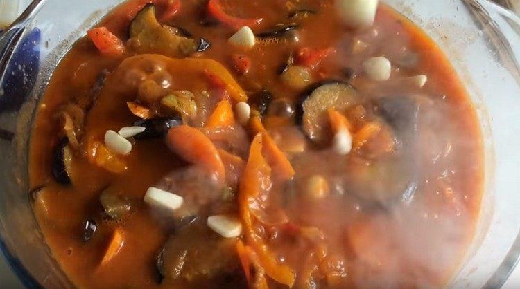 патладжан, задушен със зеленчуци, ще бъде още по-вкусен и ароматен, ако добавите към тях малко чесън.