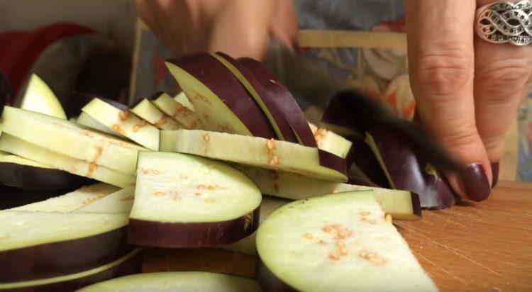накълцайте патладжана.