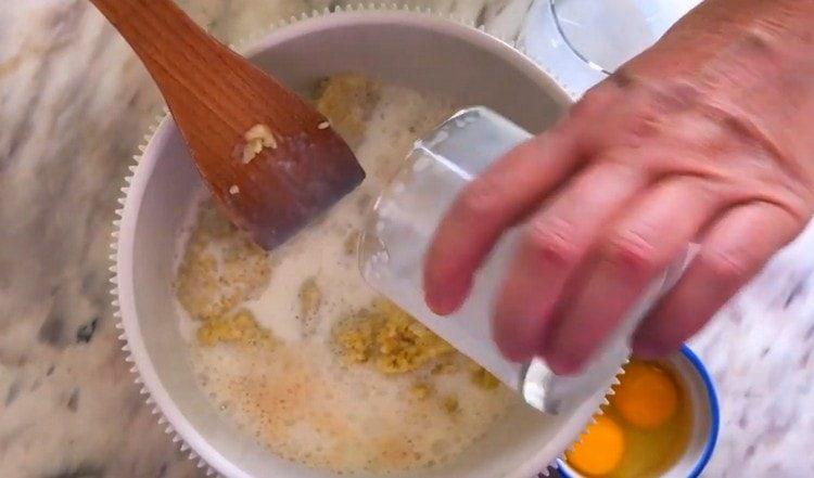 Добавете мляко към каша