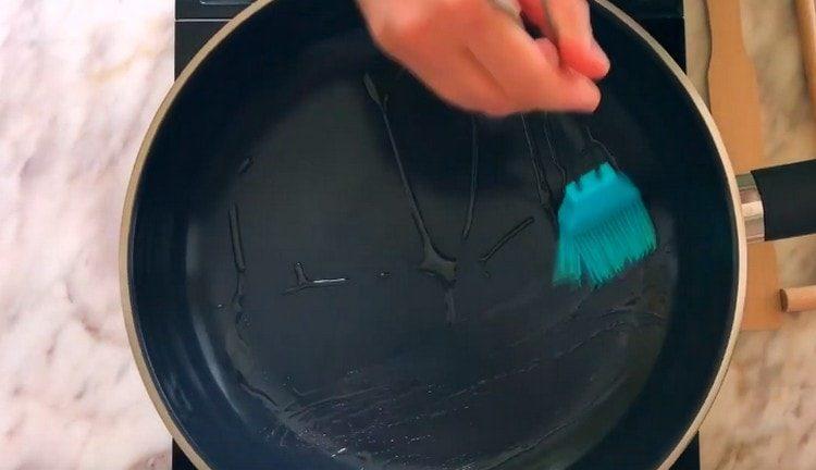 смажете предварително загрятата тава с масло.