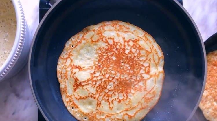 Запържете всяка палачинка от двете страни
