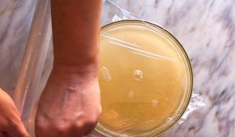 изсипете зърнените култури с вода и затегнете с прилепнал филм.