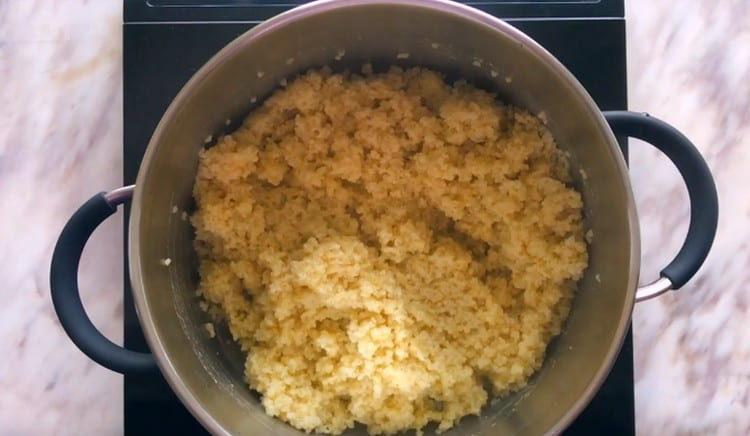 Даваме готова каша да се охлади напълно.