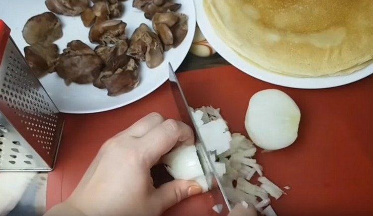 Нарязваме ситно лука.