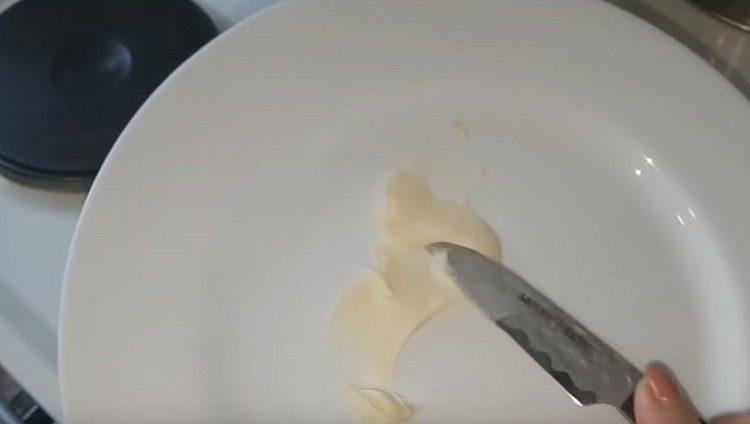 Намазнете чиния за палачинки с масло.