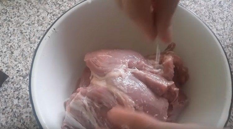 Измийте парче говеждо месо, сол.