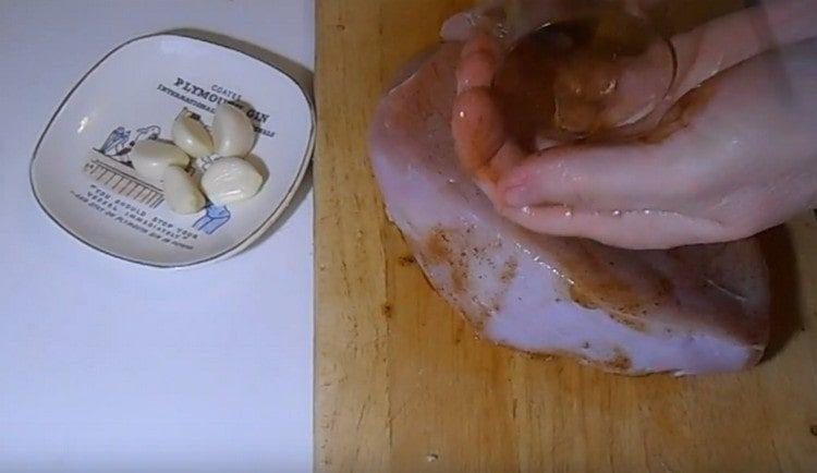Разстелете пуешко филе с марината.