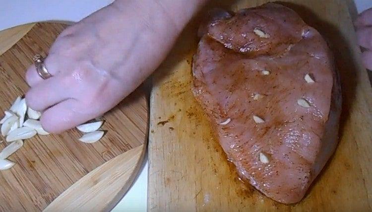 Готовото филе пълним с парченца чесън.