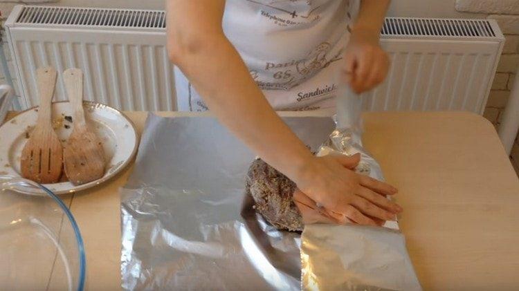 Увийте месото във фолио.