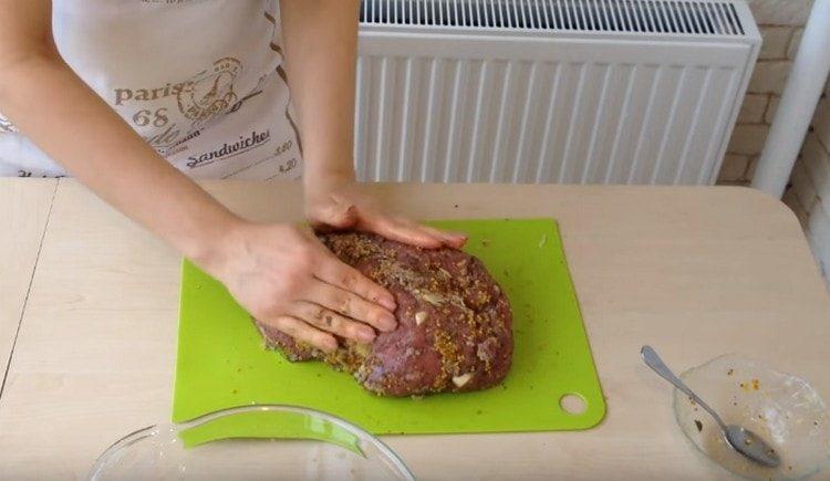 Разтрийте месото добре с маринатата.