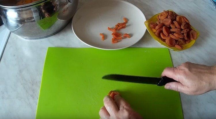 Нарежете на филийки сушени кайсии.