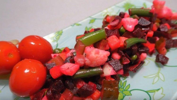 Винегретата без картофи е по-лека, но не по-малко вкусна.