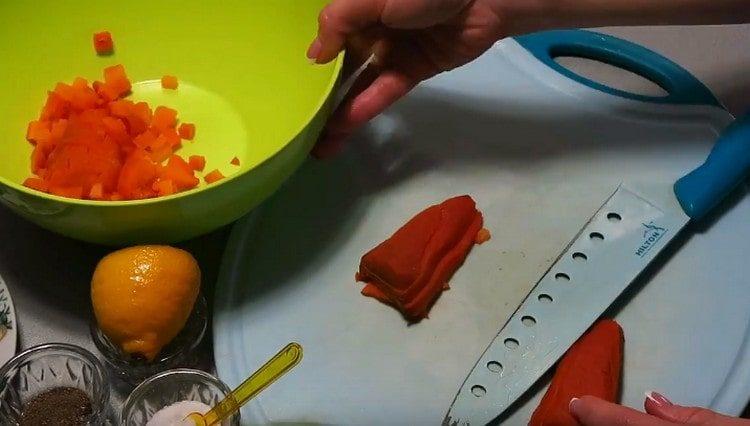 Нарязани на кубчета моркови.