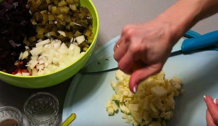 Преди да добавите към салатата, продаваме ябълката с лимонов сок.