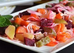 Готвене на вкусен и удовлетворяващ винегрет: класическа рецепта с боядисано зеле.