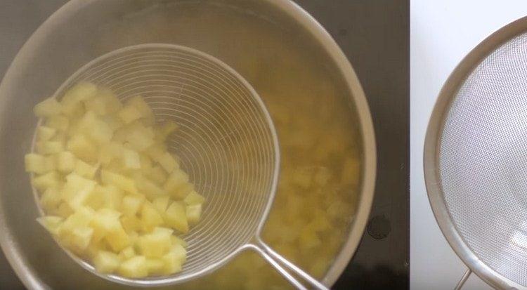 Хвърлете готовите картофи в гевгир.