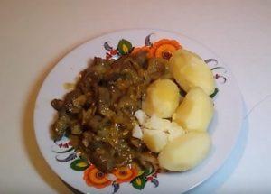 Вкусен телешки черен дроб в заквасена сметана с лук: гответе според рецептата със снимка.