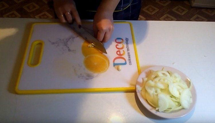 Смелете чесъна.