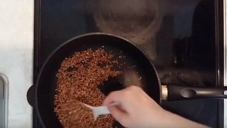 Елдата първо се запържва в тиган.