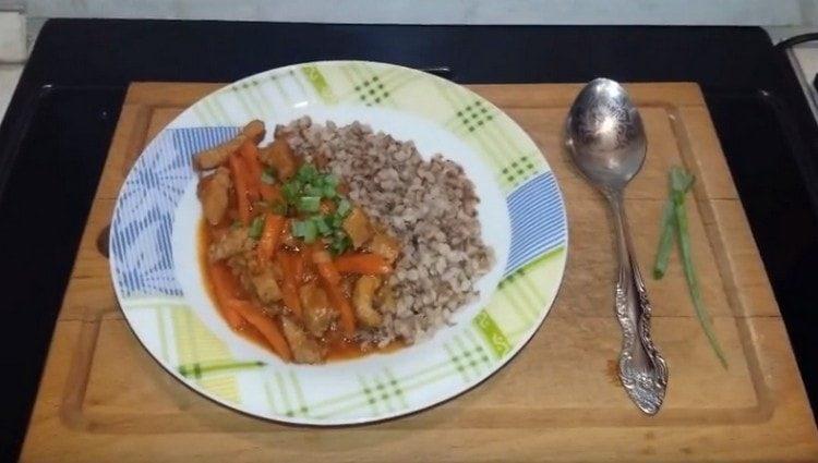 Такава елда със сос с месо е отличен втори курс.