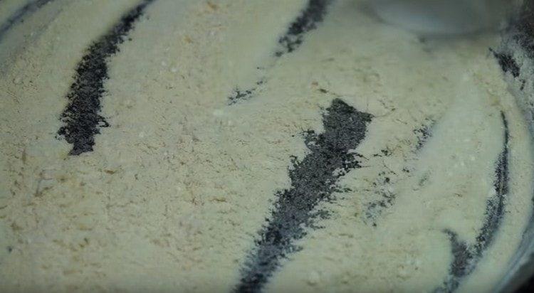 запържете брашното в отделен тиган.