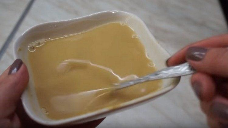 смесете брашното с вода, докато стане гладко.