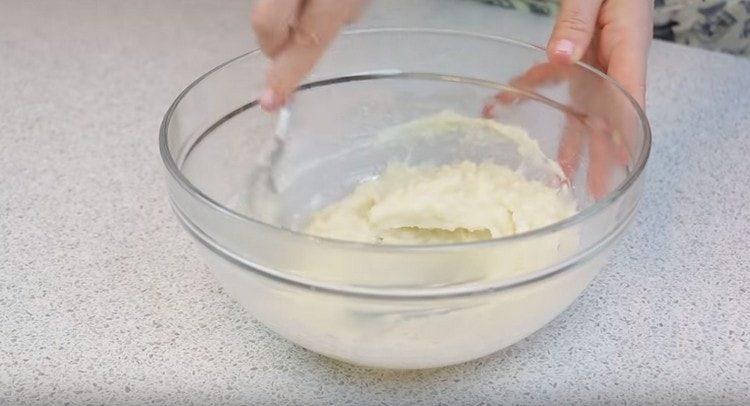 Изсипете брашно във вряща вода и разбъркайте бързо.