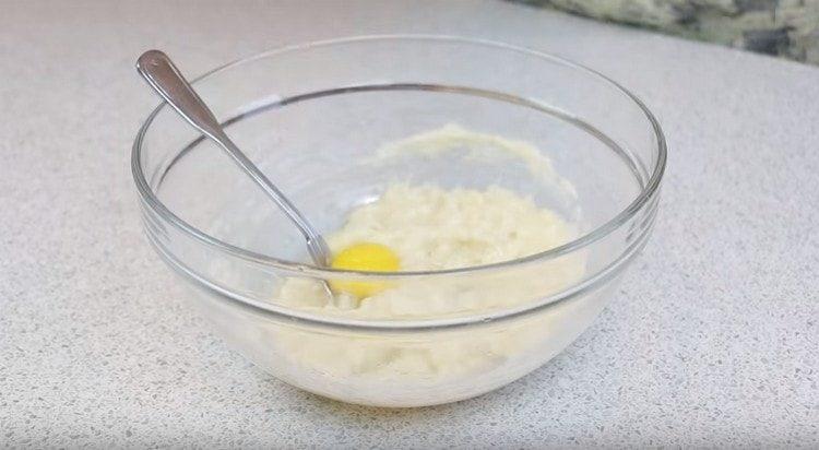 Добавете водка и яйчен жълтък към заготовката.