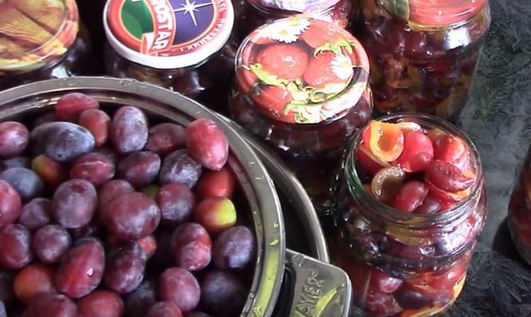 Измийте сливите, извадете семената и ги сложете в буркан.