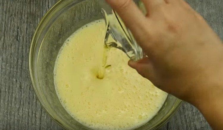 Към яйчената маса добавете растително масло.