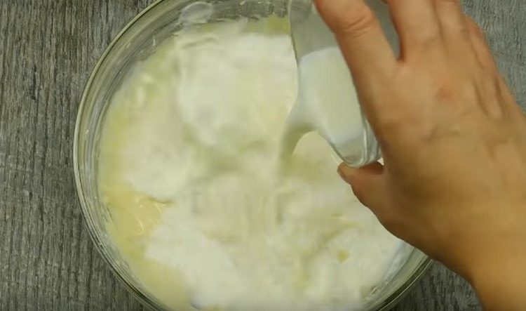 Добавете мляко към тестото.