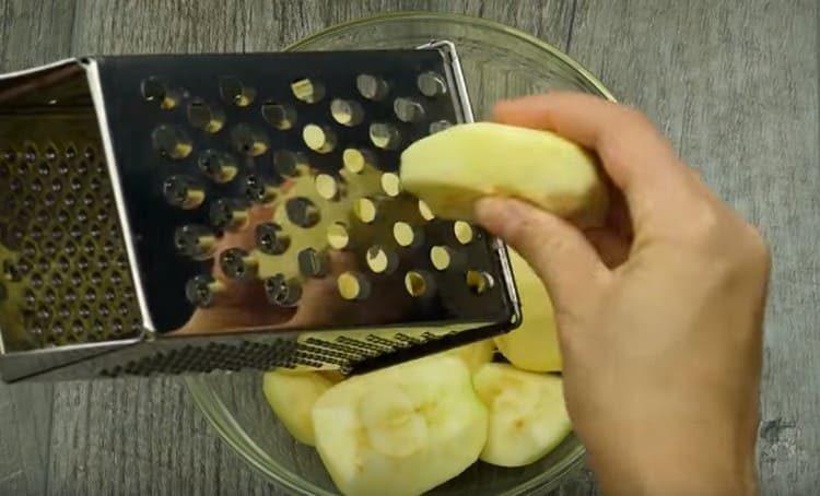 Обелете ябълките и три на ренде.