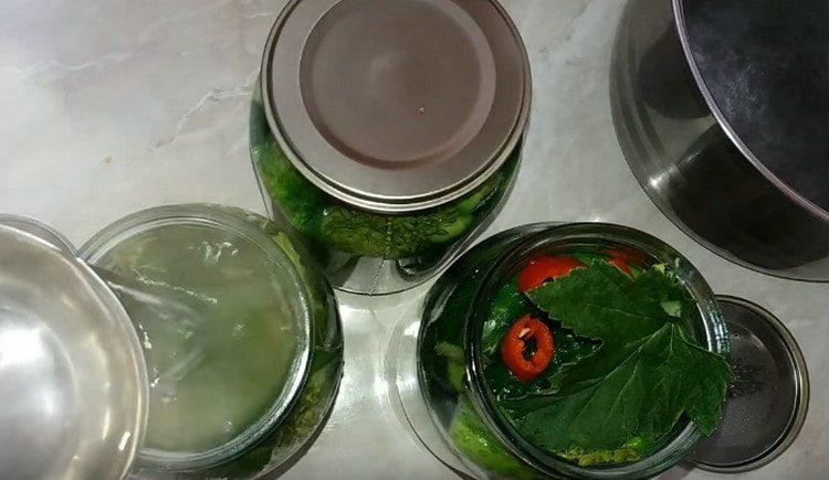 Изсипете вряща вода върху всеки буркан.