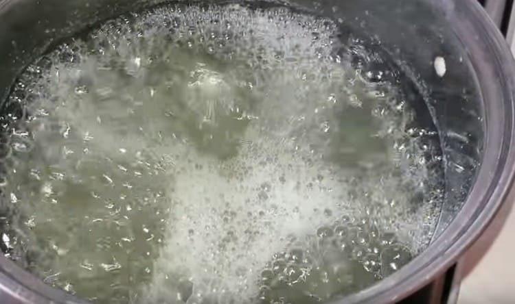 Изцедете водата от консервите и я доведете до кипене.
