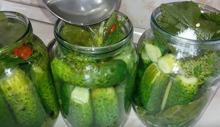 Налейте консервите с марината на самата шия.