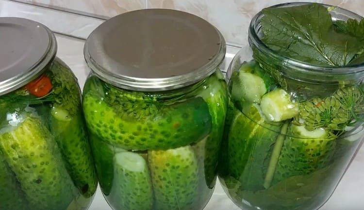 Покриваме банките с капаци.
