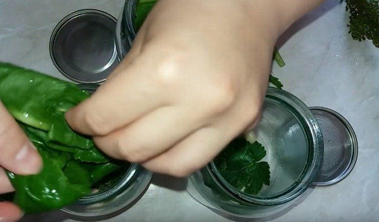 слагаме във всеки буркан лист хрян.