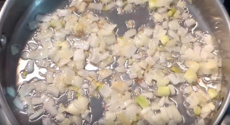 Смелете лука и запържете в тиган с растително масло.