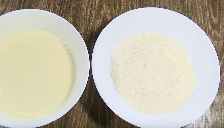 Отделно пресейте малко брашно в купа.